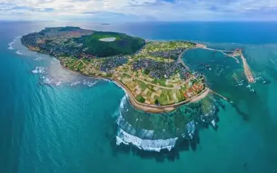 Mùa hè biển Lý Sơn rực nắng với làn nước xanh ngắt