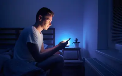 Tại sao ánh sáng xanh từ màn hình gây hại mắt khó nhận biết