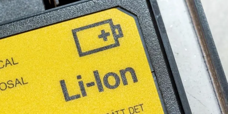 Bí ẩn gì khiến pin lithium-ion dễ cháy nổ lúc sạc dự phòng