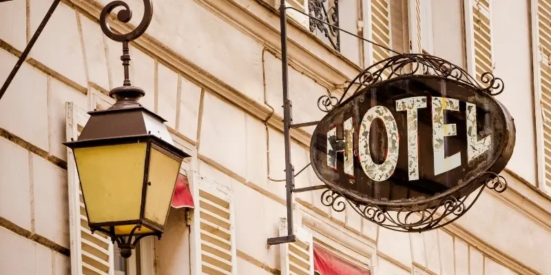 Làm thế nào để tìm khách sạn giá rẻ phù hợp với ngân sách?