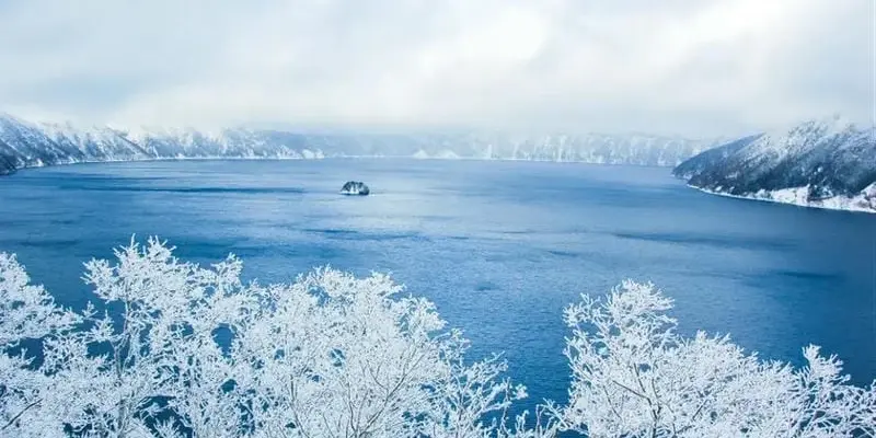 Mùa đông tuyết rơi Hokkaido Nhật Bản trắng xóa mê hoặc