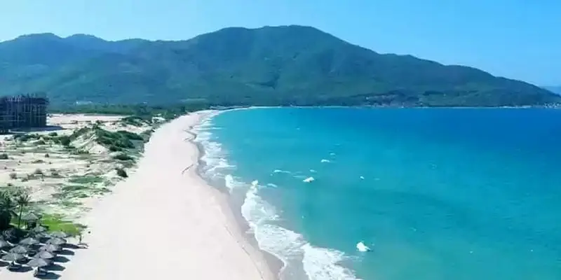 Khám phá mùa hè biển Cam Ranh với bãi cát trắng mịn màng