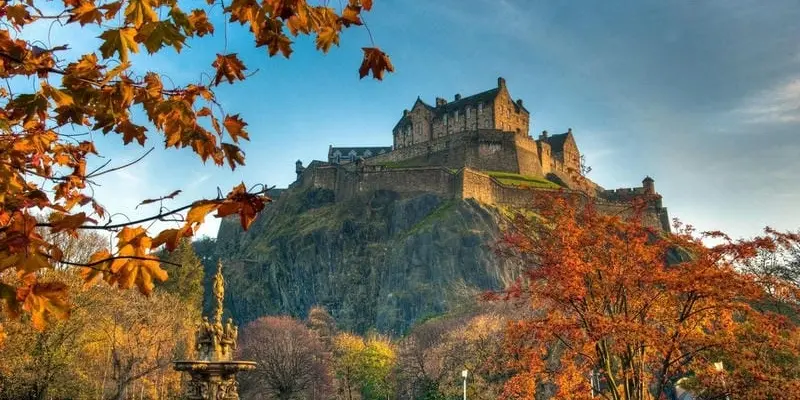 Mùa thu lá đỏ Edinburgh Scotland đẹp như tranh cổ tích