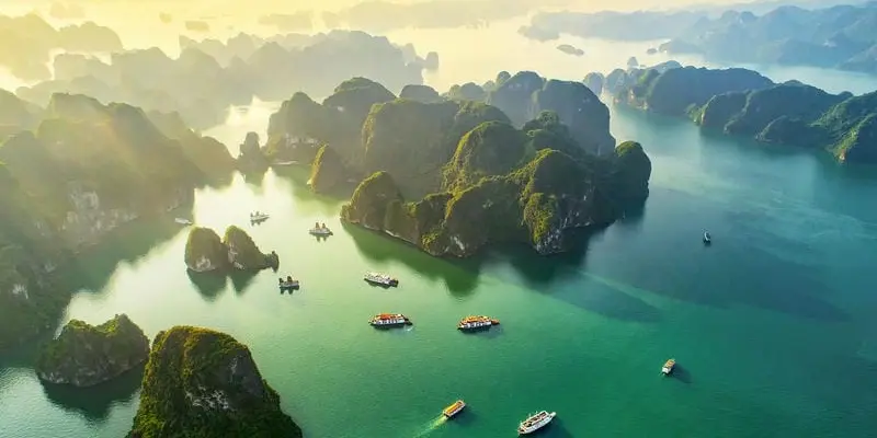 Ngắm ảnh mùa hè biển Hạ Long xanh biếc và quyến rũ