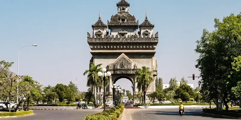 Khám phá vẻ đẹp cổ kính và yên bình của Vientiane