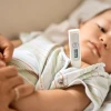 Bé Bị Sốt Đầu Nóng Chân Tay Lạnh: Nguyên Nhân và Cách Hạ Sốt An Toàn