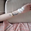 Truyền nước biển ở tay con trai: Hình ảnh và những điều cần biết