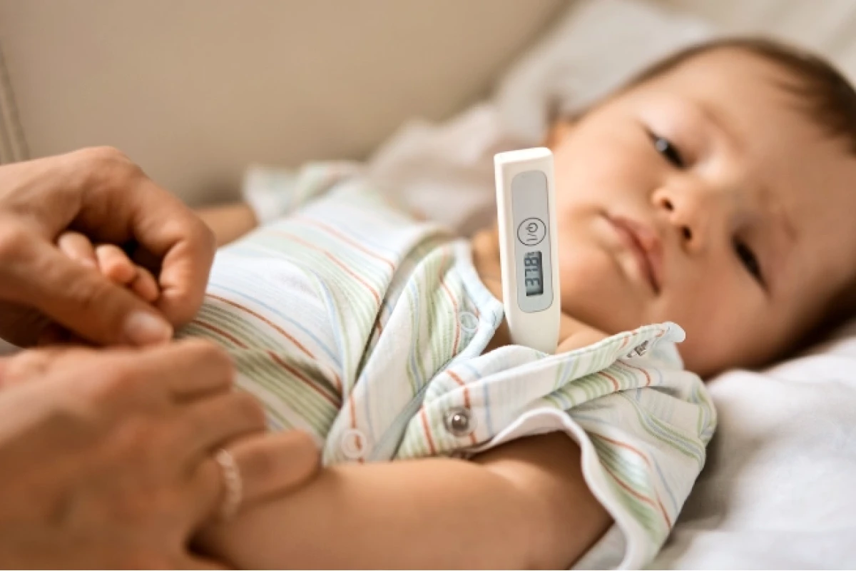 Bé Bị Sốt Đầu Nóng Chân Tay Lạnh: Nguyên Nhân và Cách Hạ Sốt An Toàn