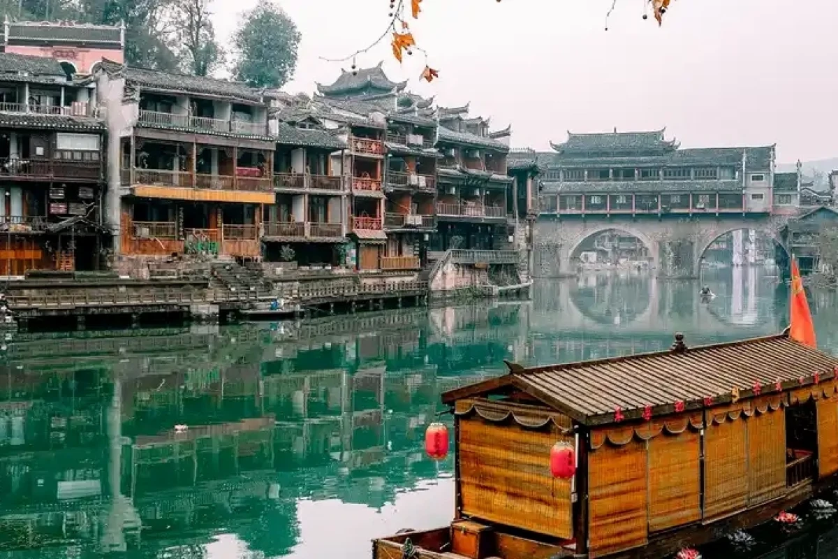 Khám phá Phượng Hoàng Cổ Trấn Trương Gia Giới: Hành trình trong mơ 2026