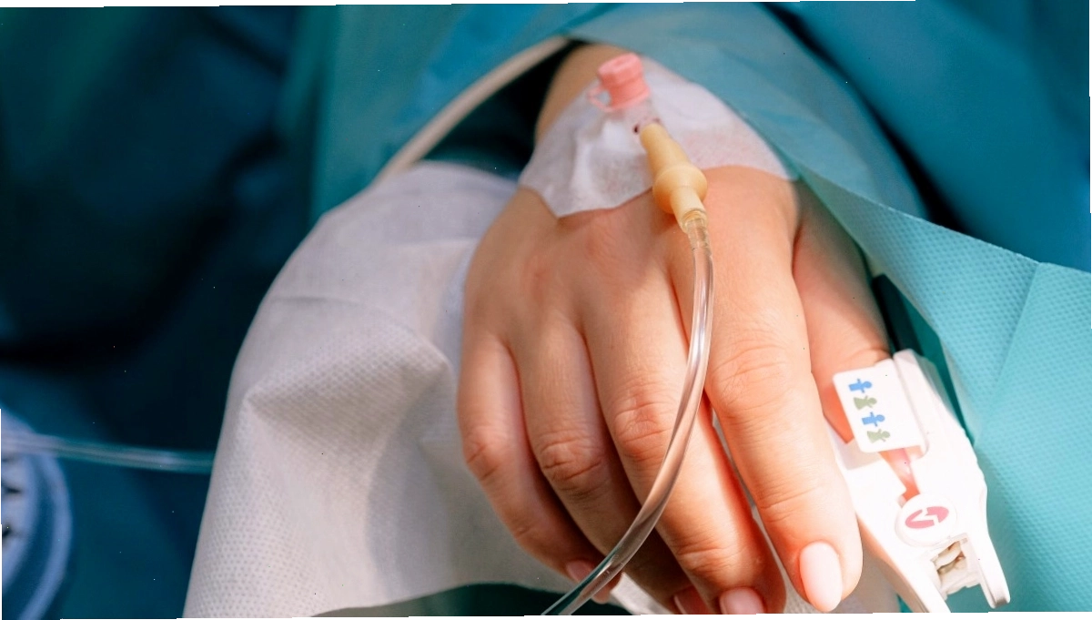 Bác sĩ đang kiểm tra tình trạng của bệnh nhân trước khi tiến hành truyền nước biển