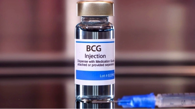 Bác sĩ thăm khám cho trẻ sơ sinh trước khi tiêm phòng lao