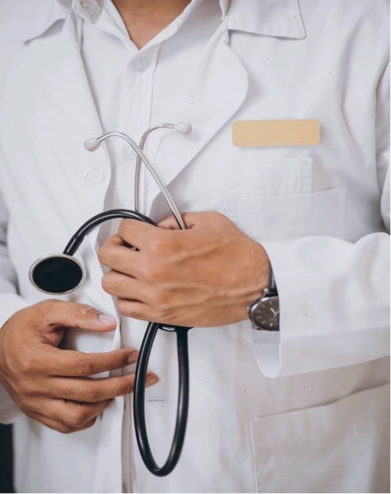 Bác sĩ tư vấn lựa chọn dịch vụ xét nghiệm ADN