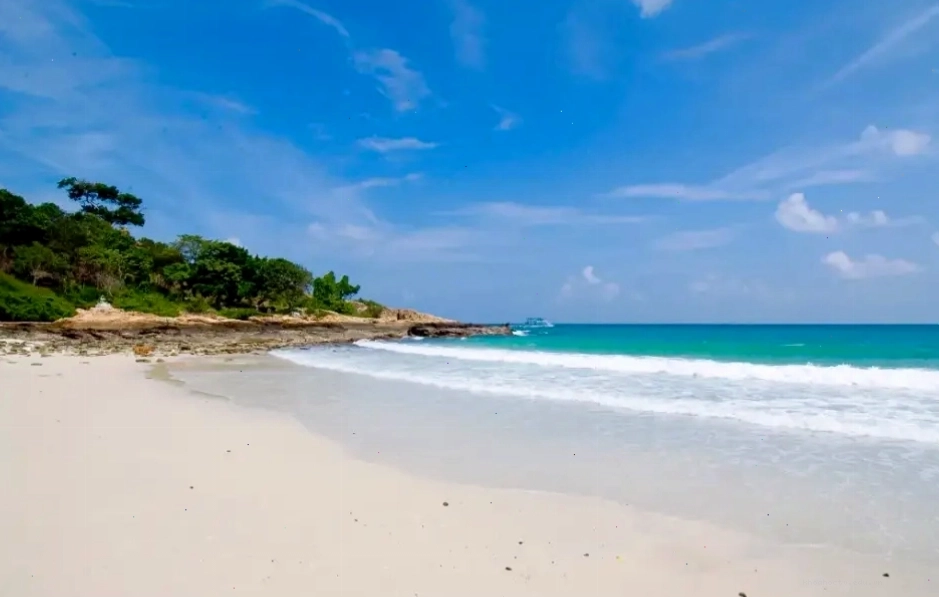 Bãi biển Hat Sai Kaew với bờ cát trắng mịn và làn nước trong xanh trên đảo Koh Samet