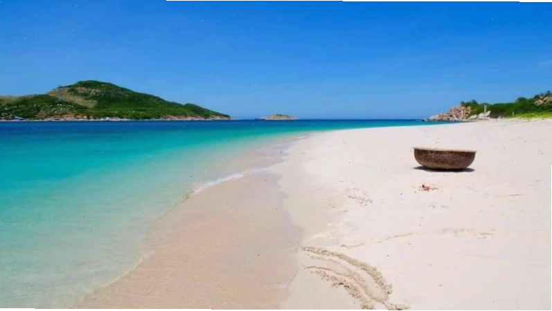 Bãi biển Ninh Chữ thơ mộng với cát trắng và nước biển xanh
