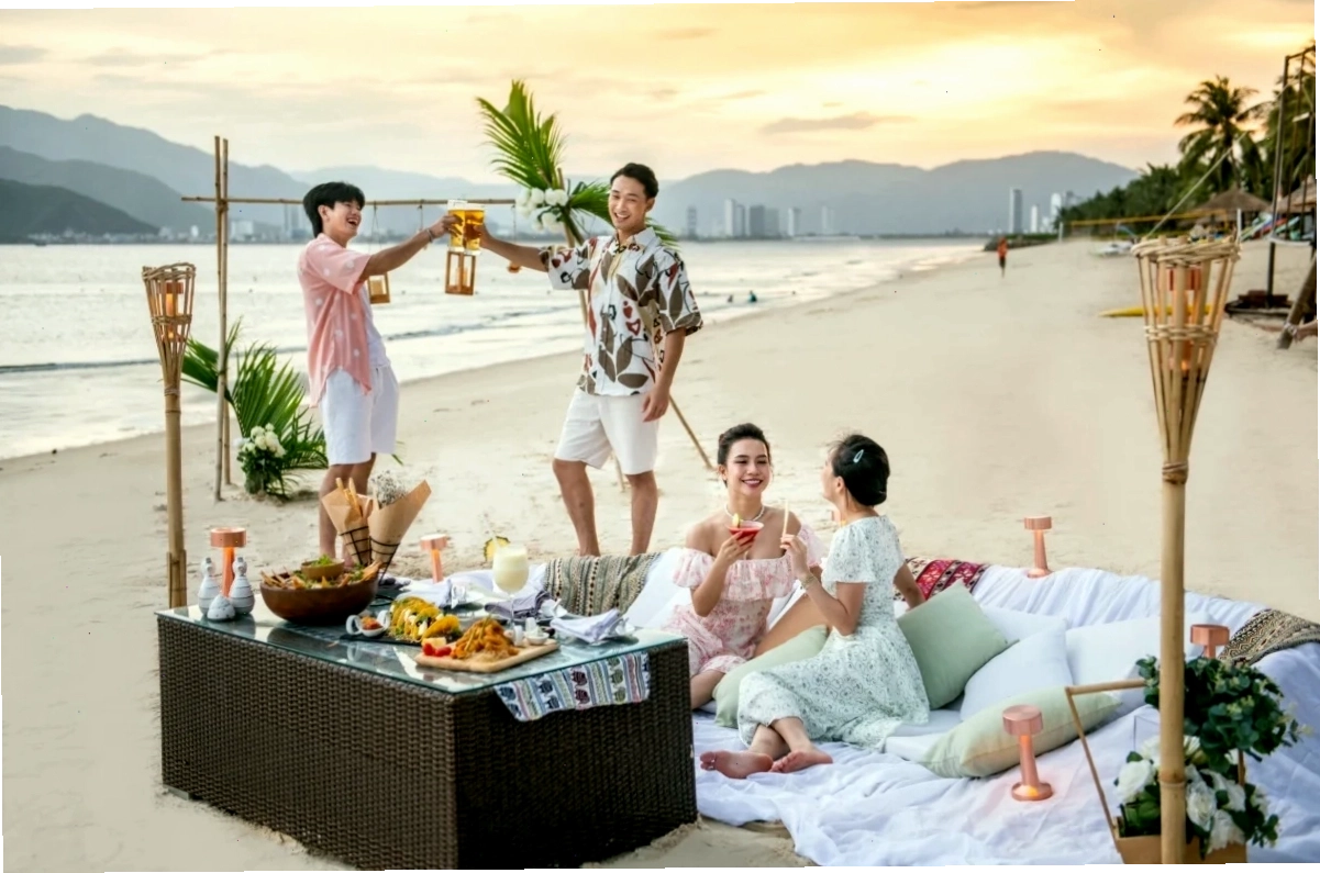 Bãi biển sạch đẹp và nước biển trong xanh tại Vịnh Hạ Long