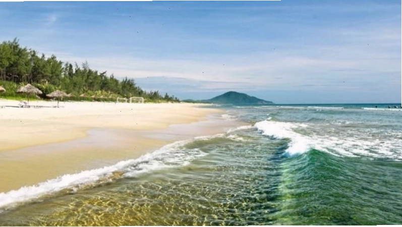 Bãi biển Thiên Cầm Hà Tĩnh với cảnh quan núi non và biển xanh