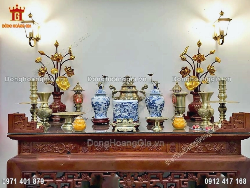 Bàn thờ gia tiên được trang trí với bộ đồ thờ bằng đồng vàng cát tút