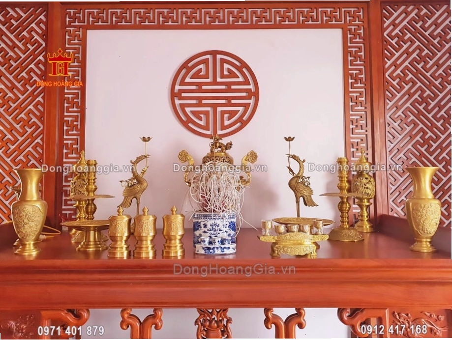 Bàn thờ gia tiên được trang trí với bộ đồ thờ đồng vàng mộc