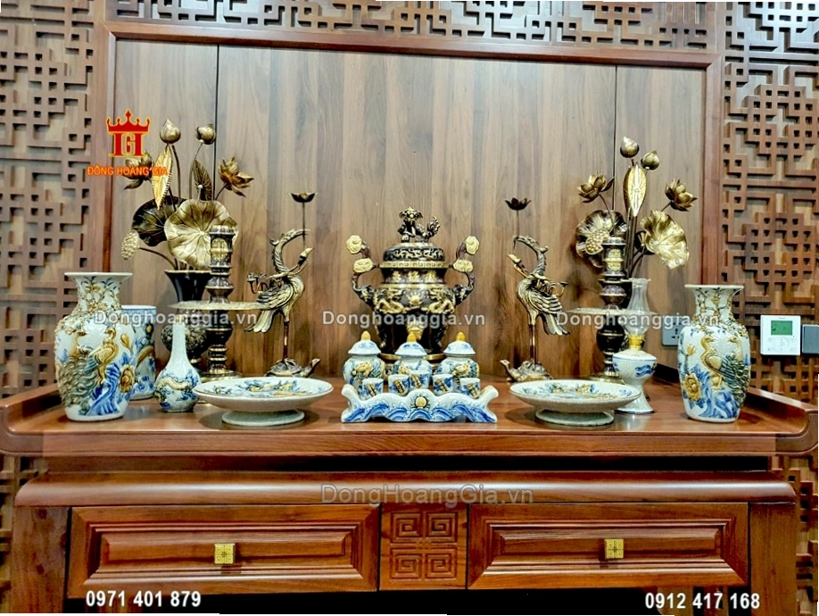 Bàn thờ gia tiên với bộ đồ thờ bằng đồng vàng hun giả cổ