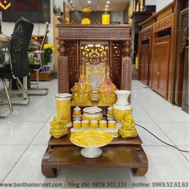 Bàn thờ Ông Địa Thần Tài cột chắc chắn, hiện đại, đặt ở vị trí đón tài lộc