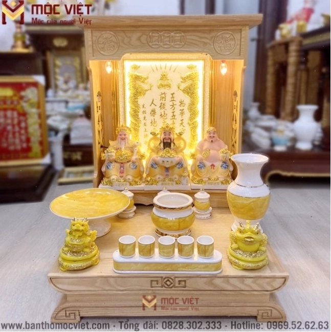 Bàn thờ Ông Địa Thần Tài mà sáng kết hợp bài vị có đèn ấm cúng