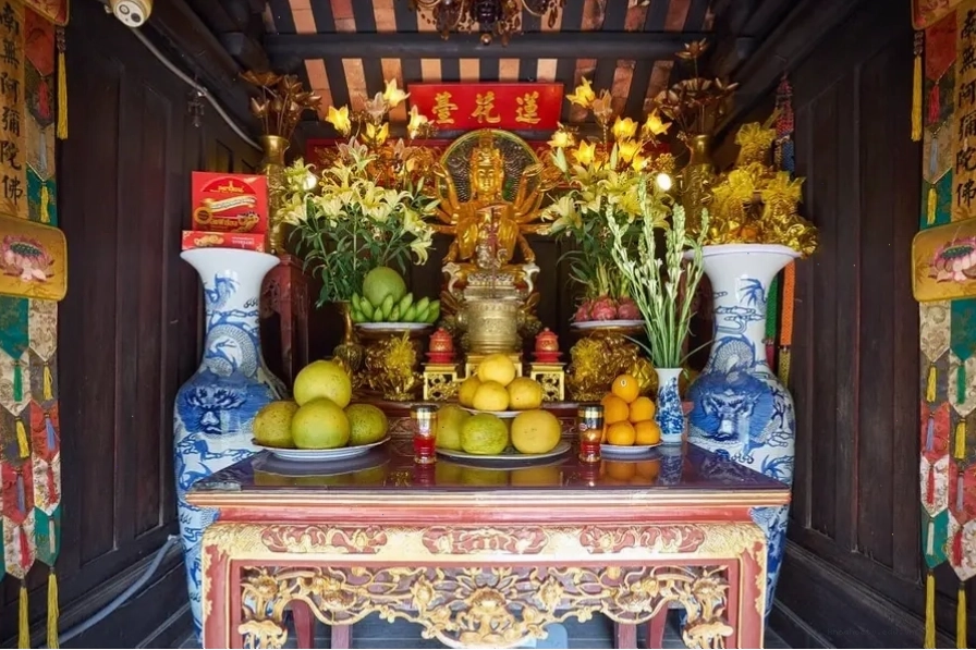Bàn thờ Quan Thế Âm Bồ Tát ở chùa Một Cột