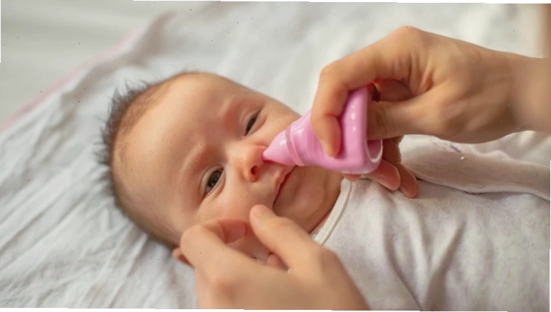 Bé sơ sinh với biểu hiện khó chịu do nghẹt mũi