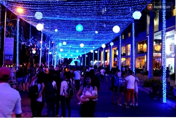 Bên hồ Bán Nguyệt lung linh ánh đèn trong dịp Giáng Sinh