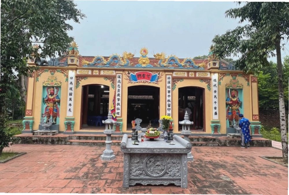 Bên trong của Đền Thượng uy nghiêm