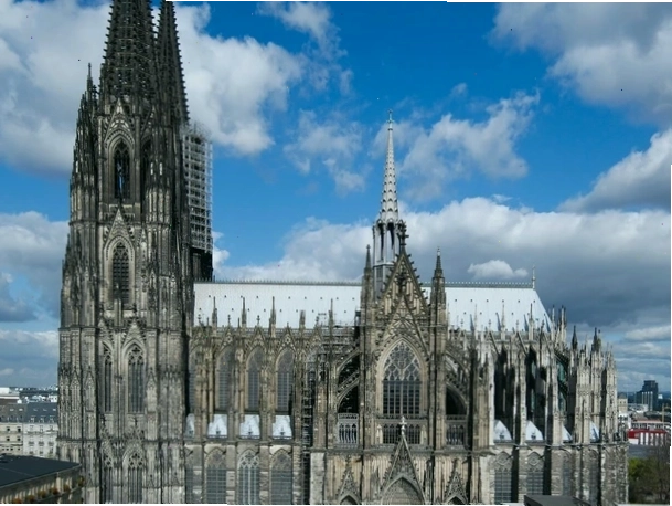 Bên trong Nhà thờ Cologne với những ô cửa kính màu rực rỡ