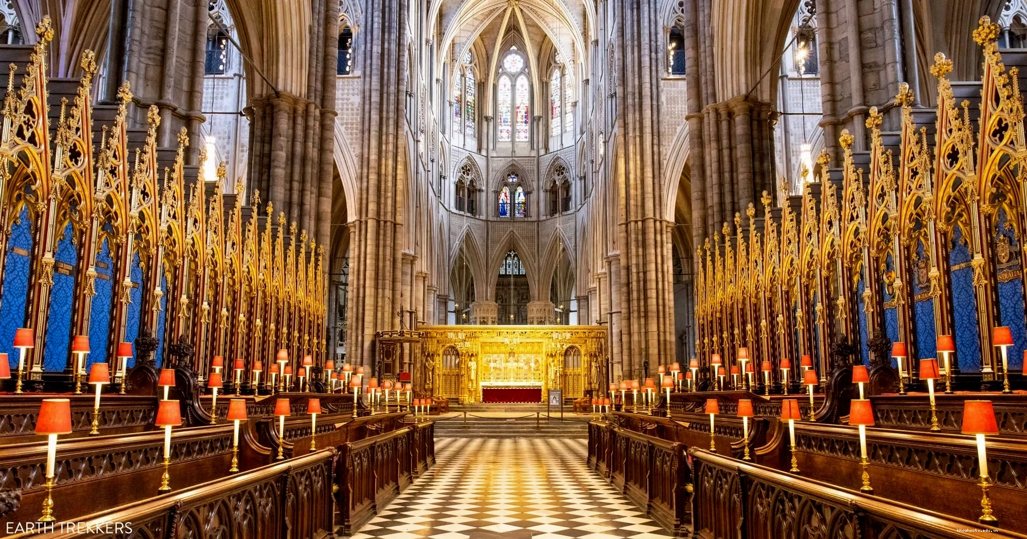 Bên trong Westminster Abbey với các di tích và đài tưởng niệm bằng đá