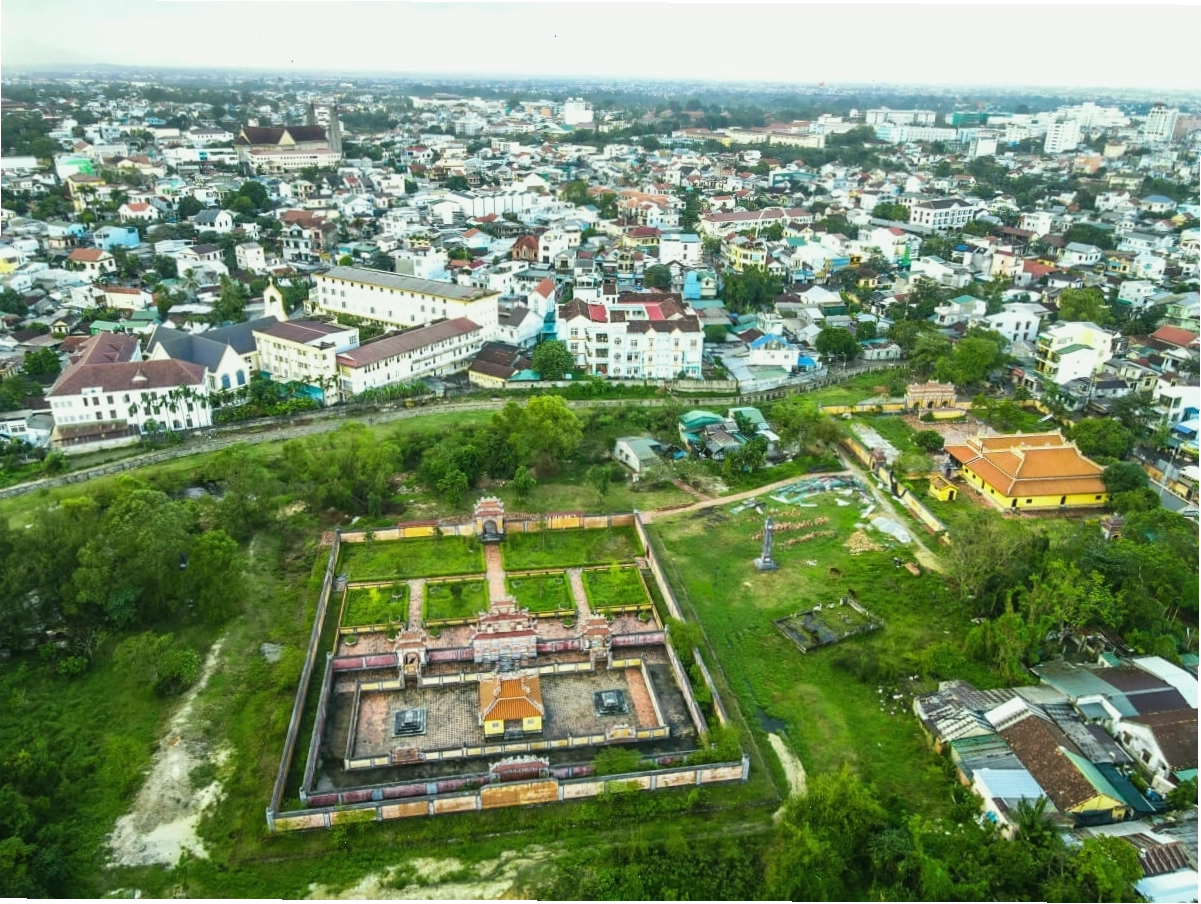 Bia đá ghi lại thông tin về vua Dục Đức tại lăng
