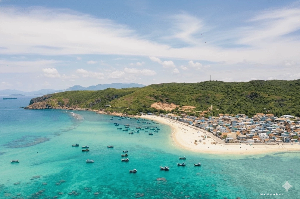 Biển Quy Nhơn đẹp với bãi cát dài và làn nước trong xanh