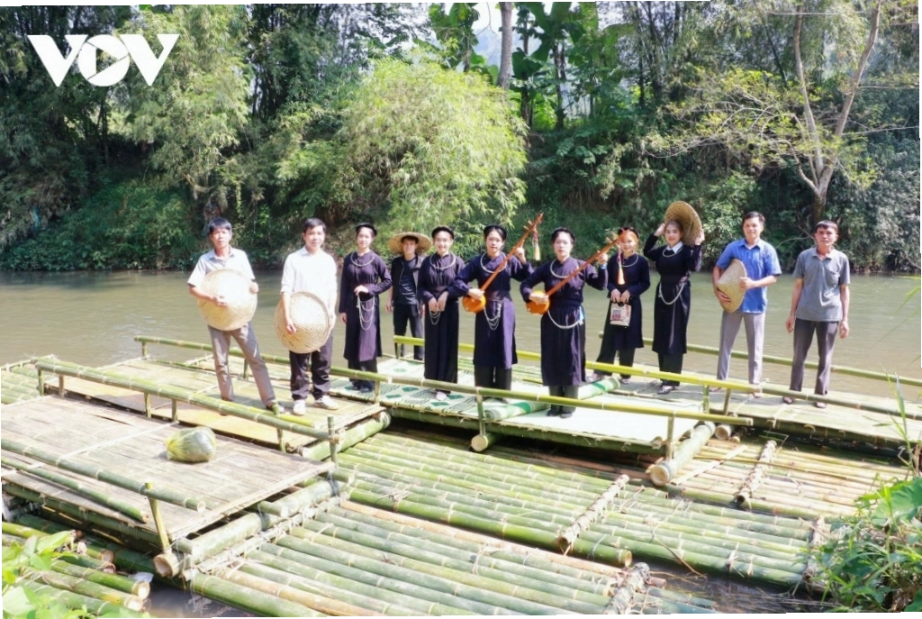 Biểu diễn hát Then tại bản Pác Ngòi