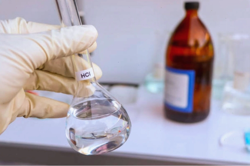 Bình chứa dung dịch Acid hydrochloric trong phòng thí nghiệm