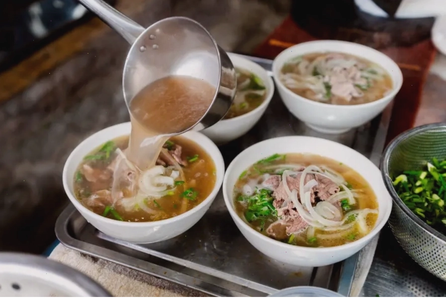 Bữa sáng hoàn hảo với bát phở Hà Nội nóng hổi
