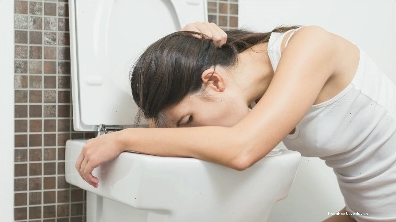 Buồn nôn và nôn mửa có thể là dấu hiệu của nhiễm độ asen cấp tính
