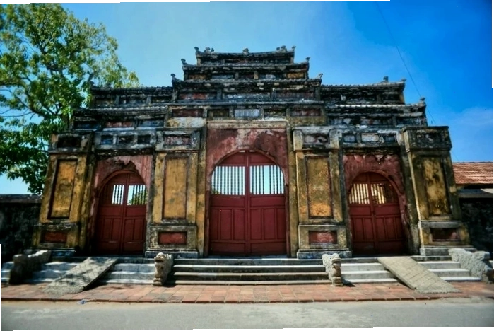 Các bậc thang và tường thành của Đàn Nam Giao thể hiện cấu trúc phân tầng