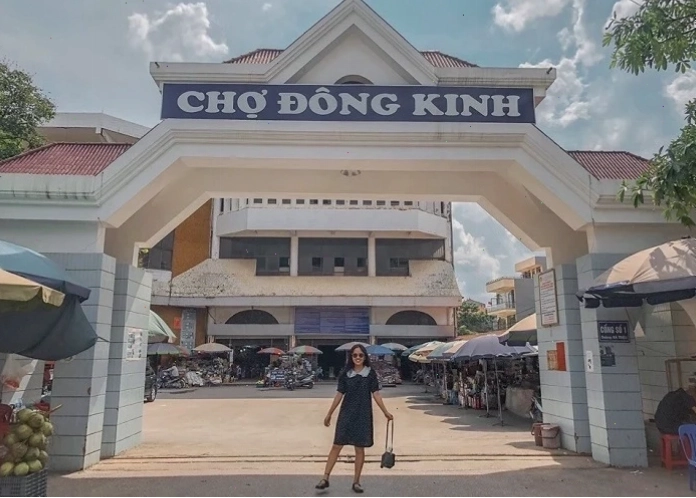 Các mặt hàng giày dép tại chợ