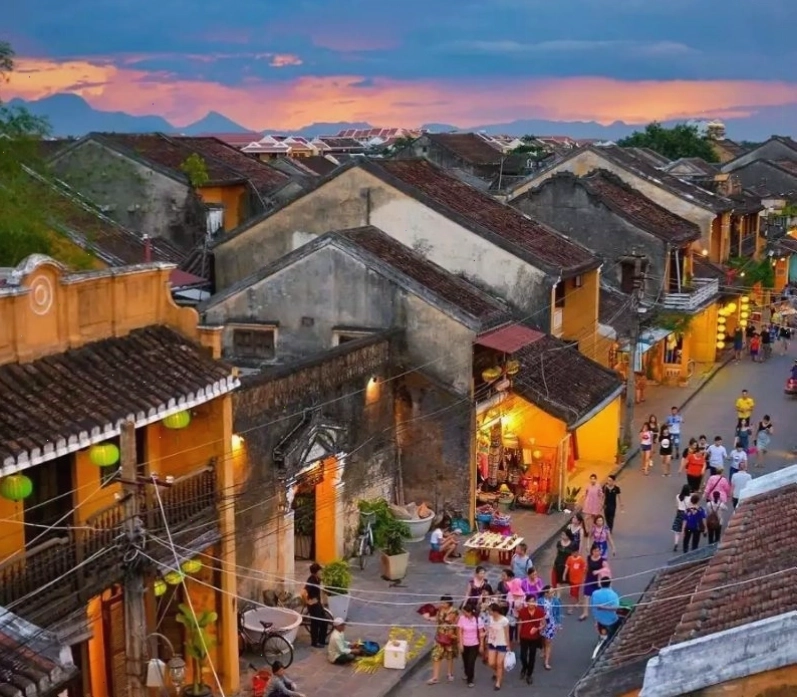 Cận cảnh các gian hàng lưu niệm tại phố cổ Hạ Long