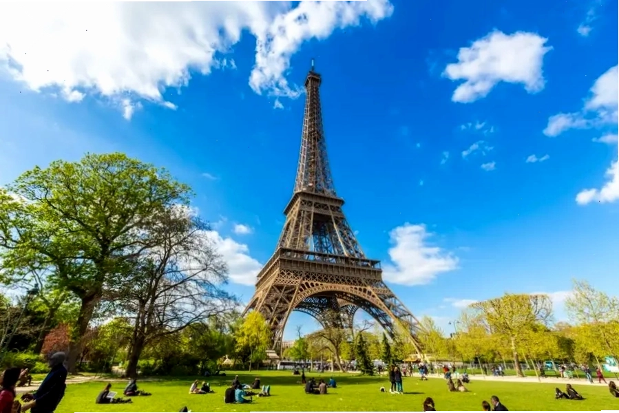 Cận cảnh kiến trúc sắt độc đáo của Tháp Eiffel