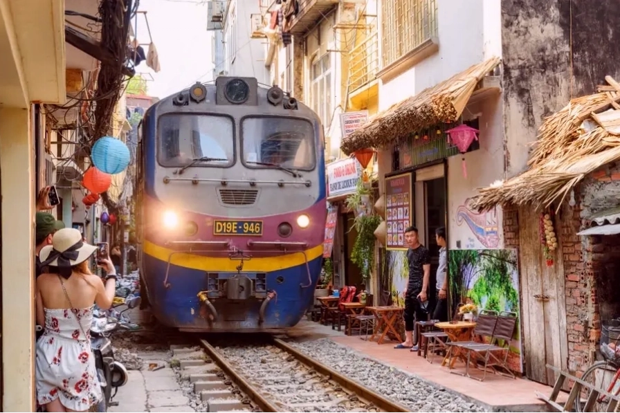 Cận cảnh những chiếc tàu đánh cá neo đậu gần bờ biển Quy Nhơn