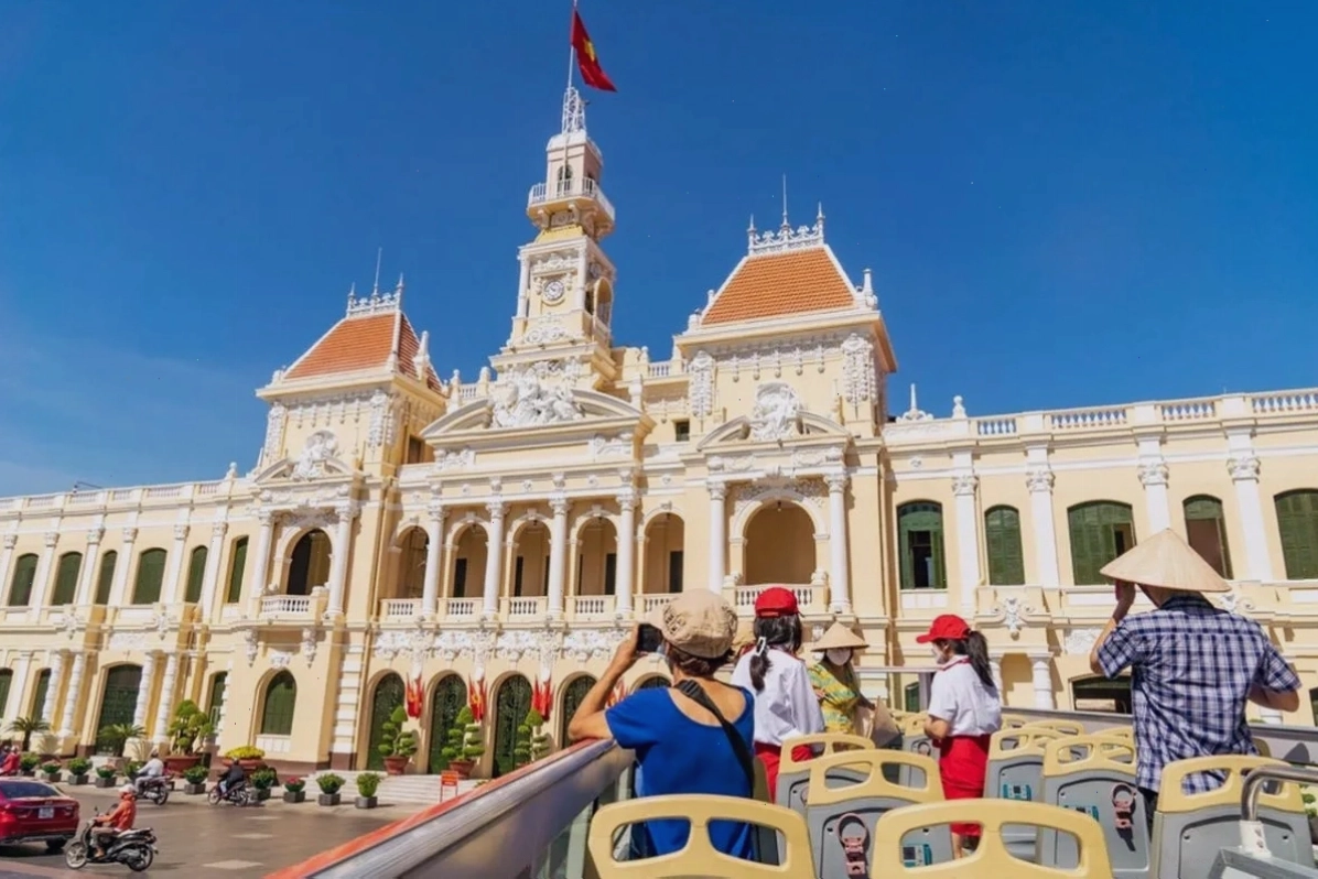 Cận cảnh xe buýt hai tầng màu đỏ nổi bật trên đường phố Sài Gòn
