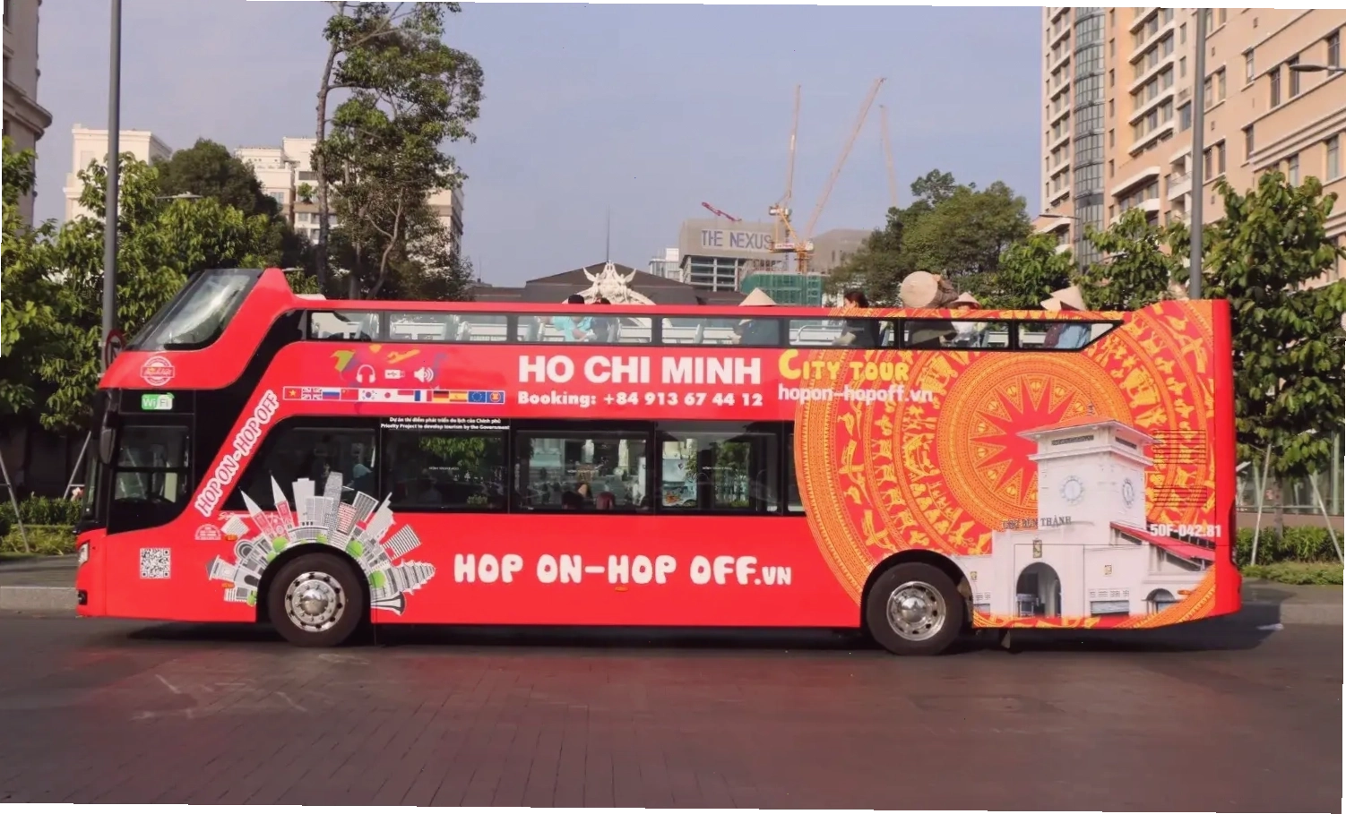 Cận cảnh xe buýt hai tầng màu đỏ tại Sài Gòn