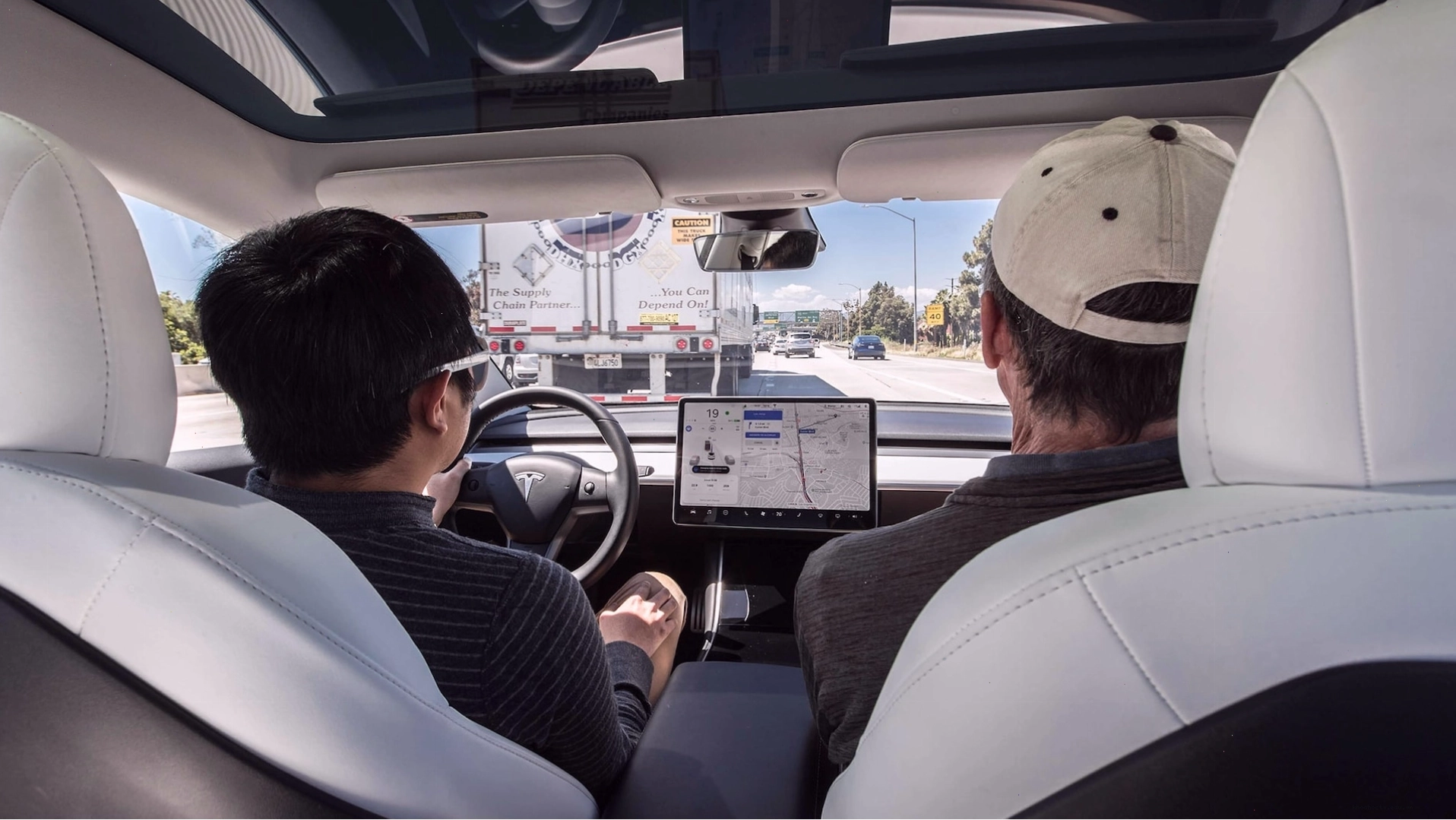 Cảnh báo người lái xe cần chú ý khi Autopilot đang hoạt động