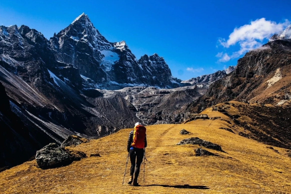 Cảnh quan băng giá và tuyết phủ dày đặc trên đỉnh Everest