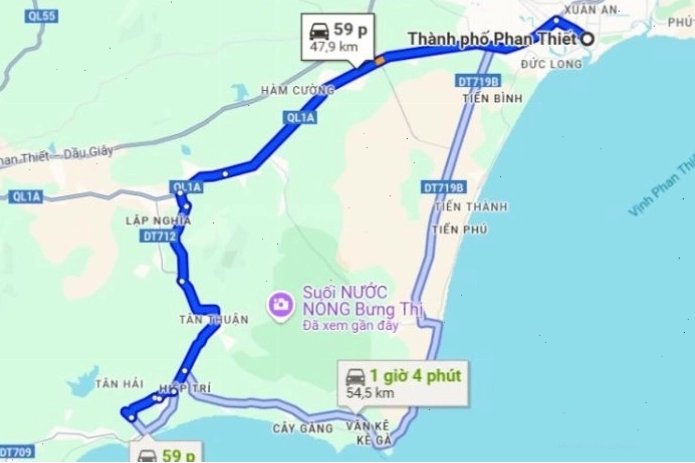 Cảnh quan đường dẫn vào Dinh Thầy Thím Bình Thuận với cây xanh bao phủ