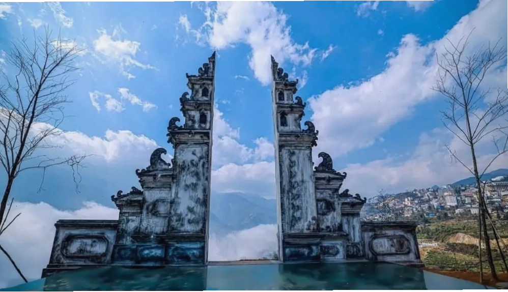 Cảnh quan hùng vĩ nhìn từ Cổng Trời Sapa