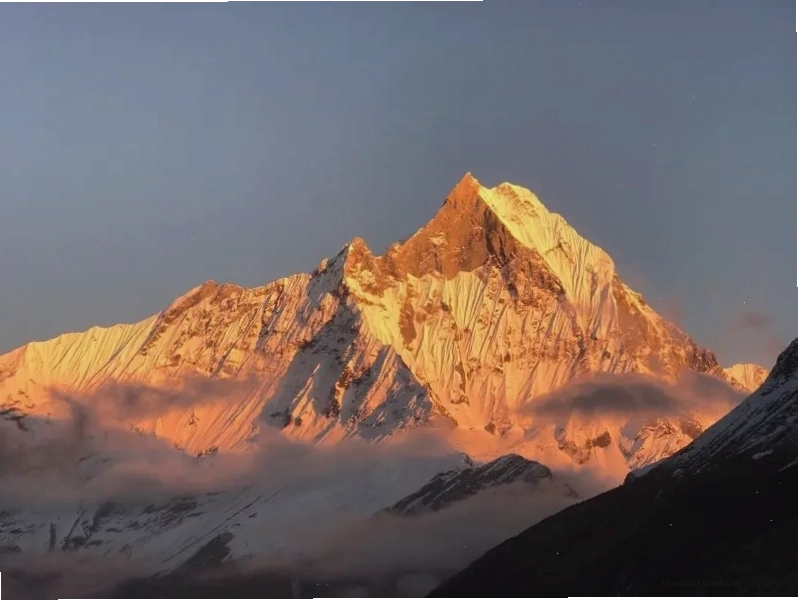 Cảnh quan hùng vĩ tại Annapurna Base Camp với những đỉnh núi tuyết bao quanh