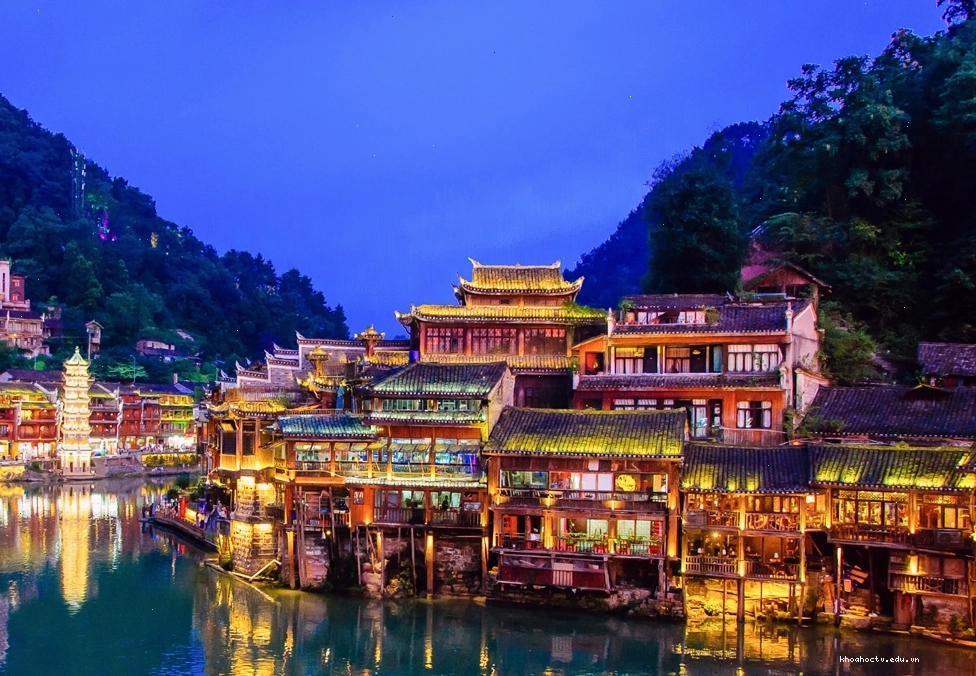 Cảnh quan sông nước thơ mộng của Phượng Hoàng Cổ Trấn